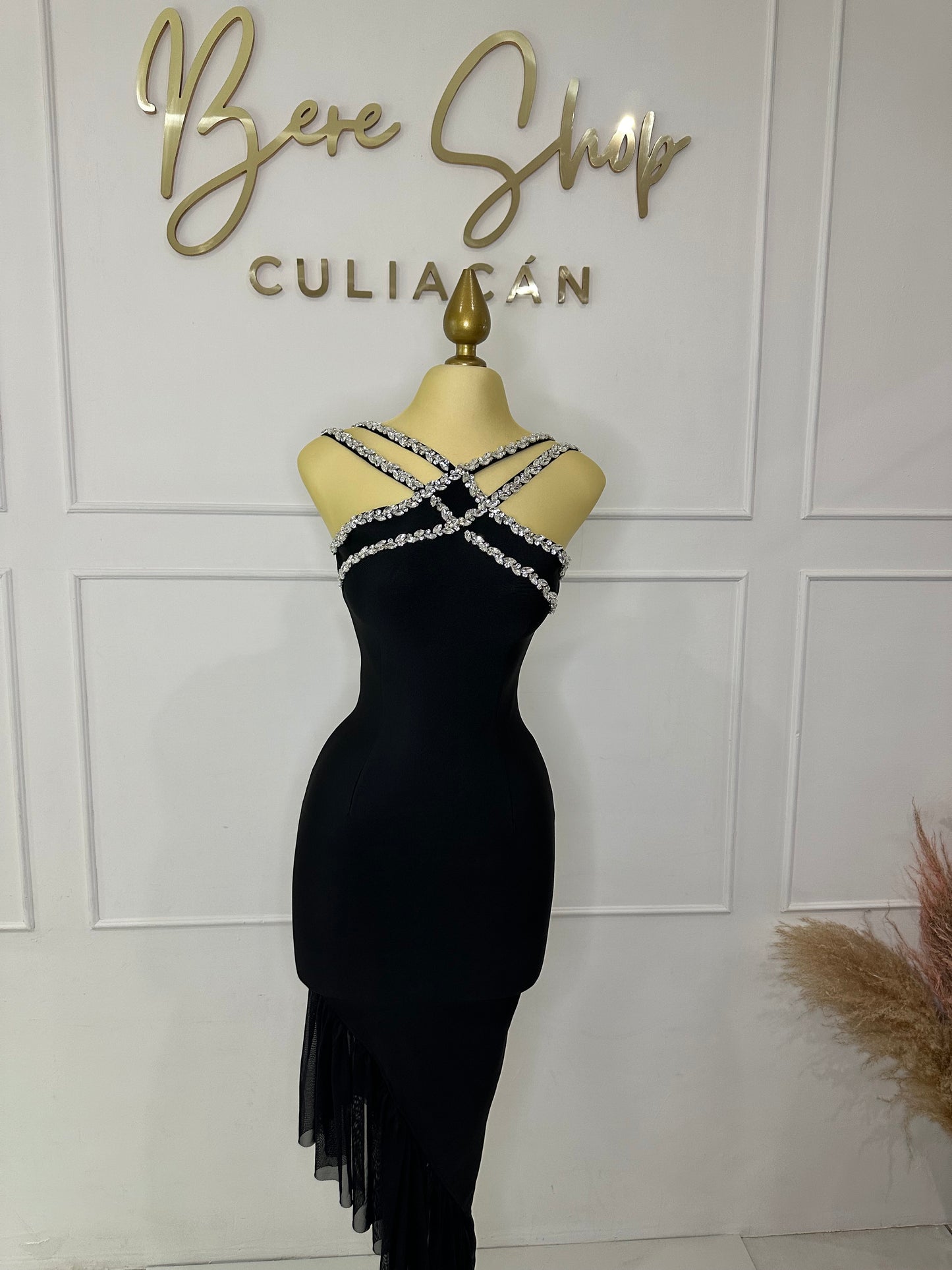 Vestido negro con piedras