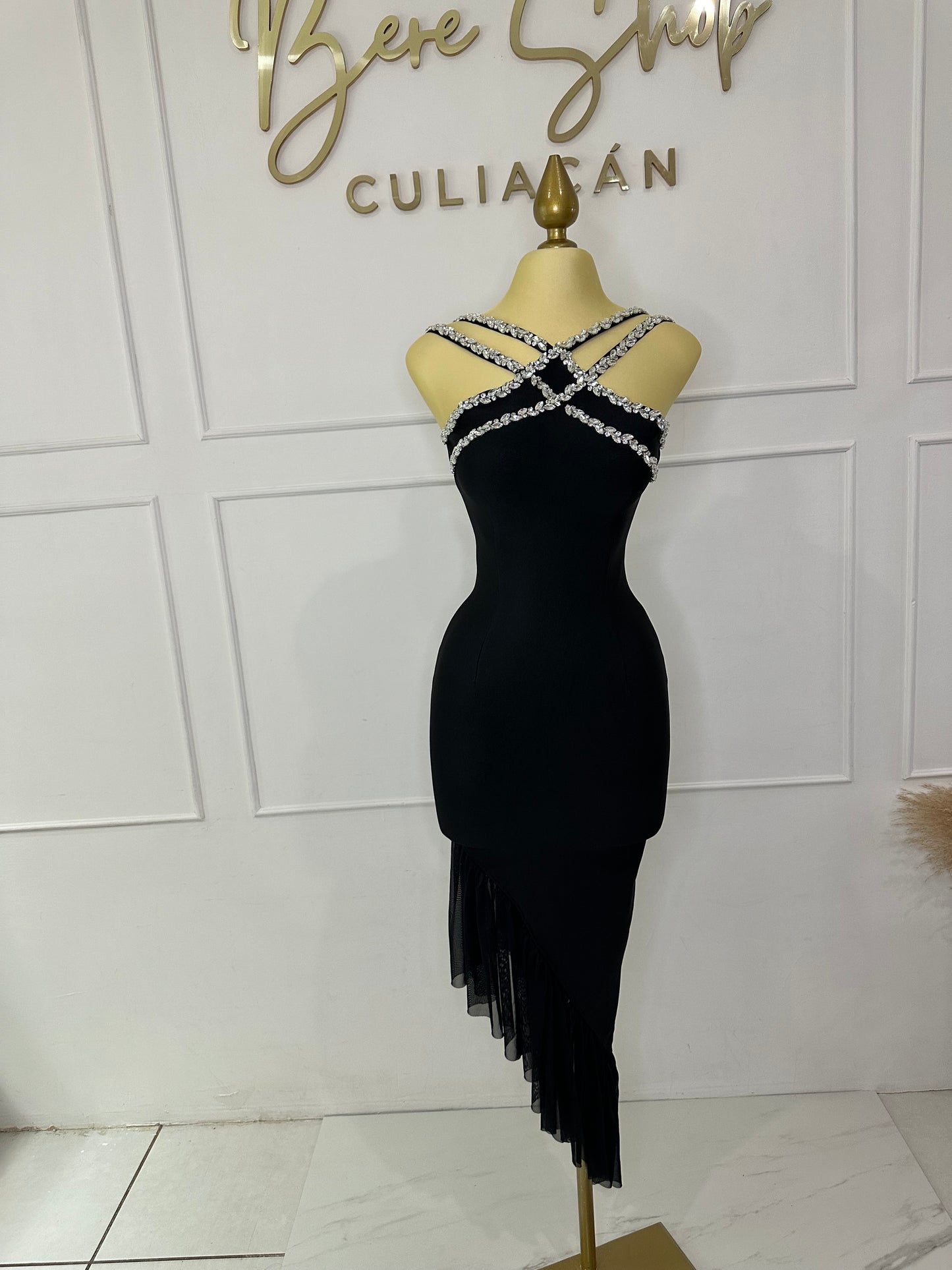 Vestido negro con piedras