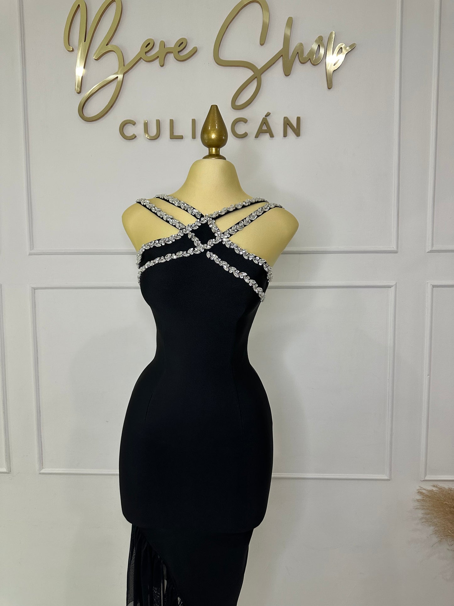 Vestido negro con piedras