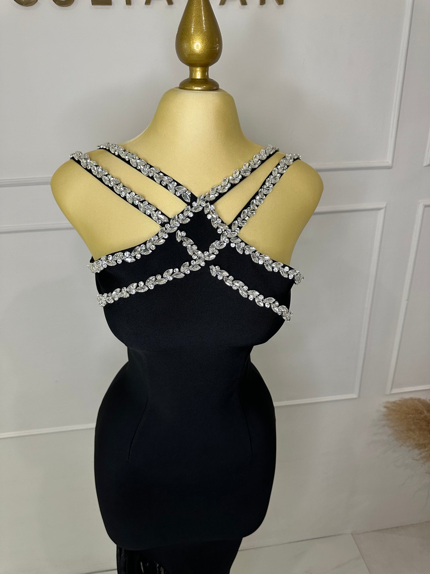 Vestido negro con piedras