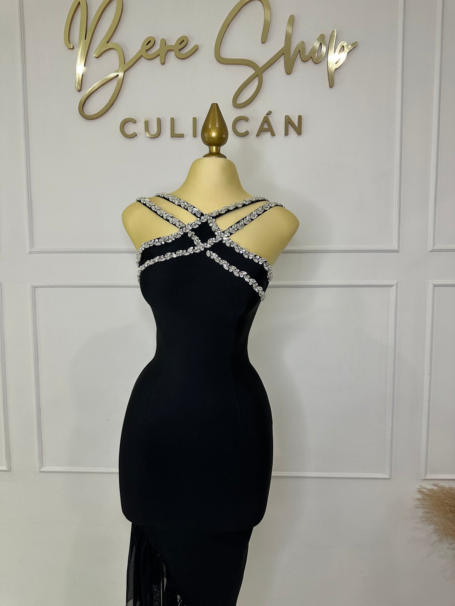 Vestido negro con piedras